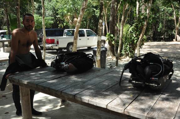 Montando tanques para mergulhar no cenote Pet Cementery, em Tulum, na costa caribenha do Yucatán, no México